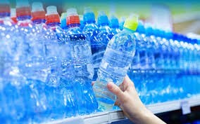 En este momento estás viendo ¡EL AGUA DE BOTELLA NO ESTA LIBRE DE UN CONTAMINANTE GLOBAL ¡