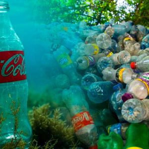 Una ONG señala que para 2030, los océanos podrían contener más de 600.000 toneladas de plástico de productos de Coca-Cola.